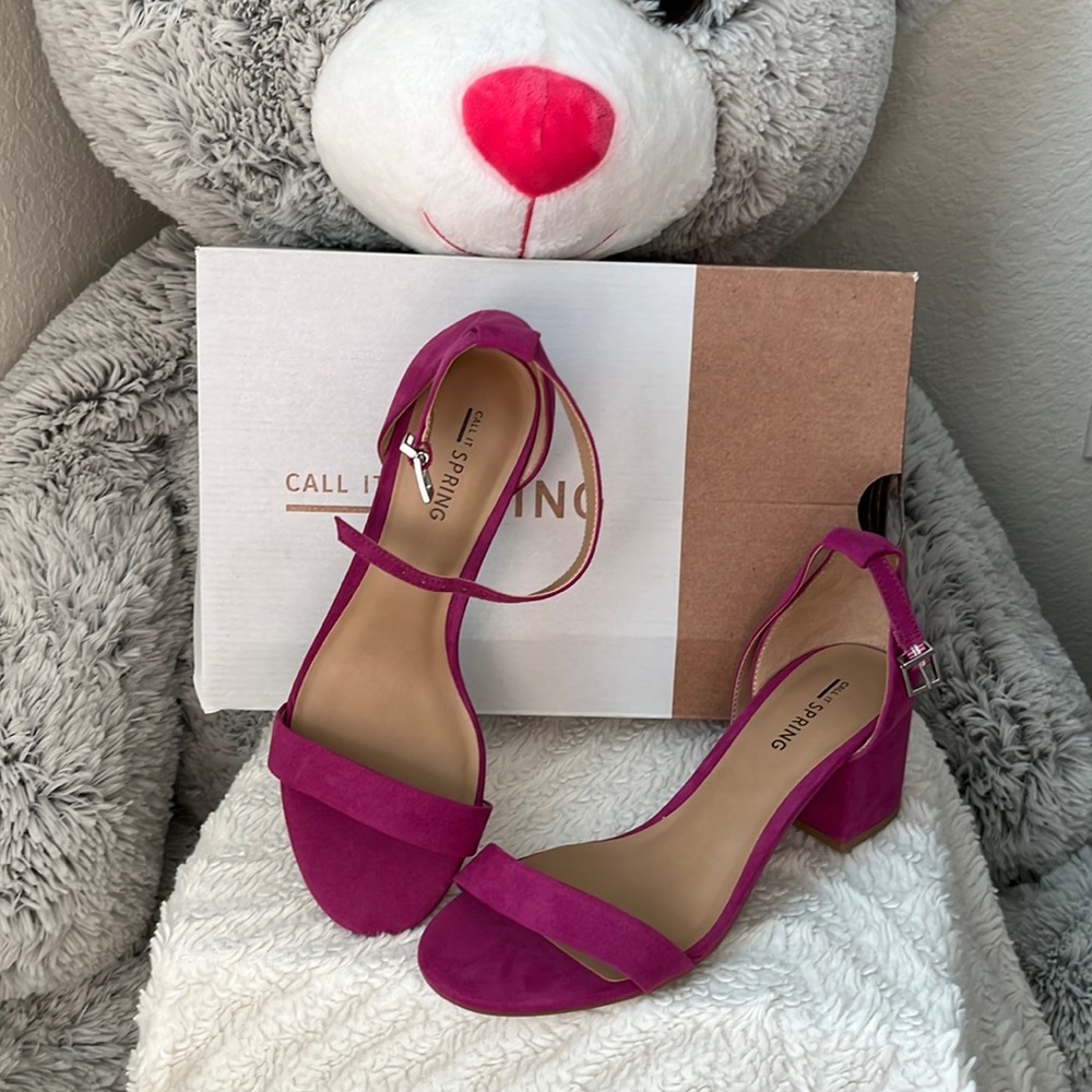 Casual women shoes new in original box.